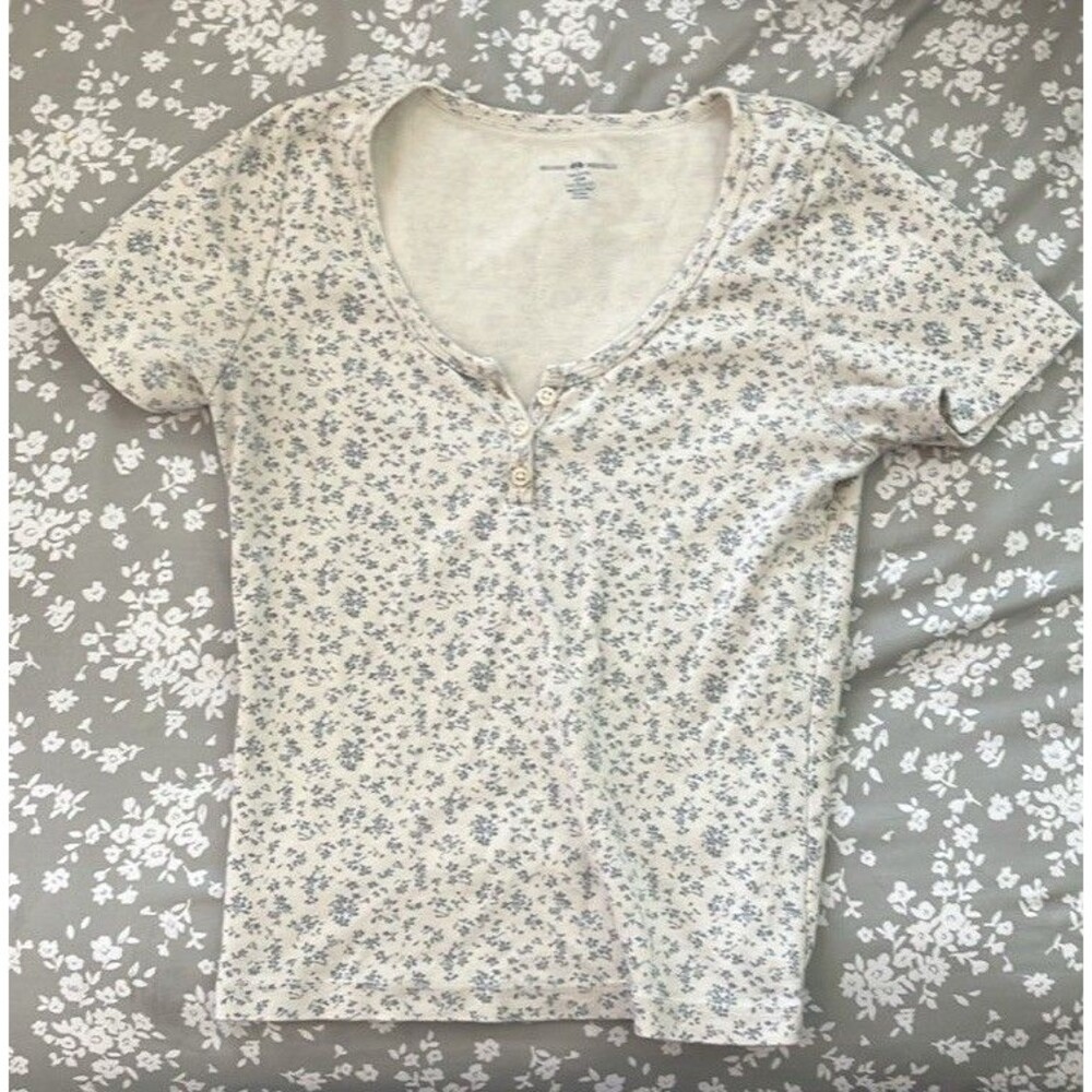 Brandy Melville One Size Floral V-Neck 100% Cotton - Classic Zelly Top